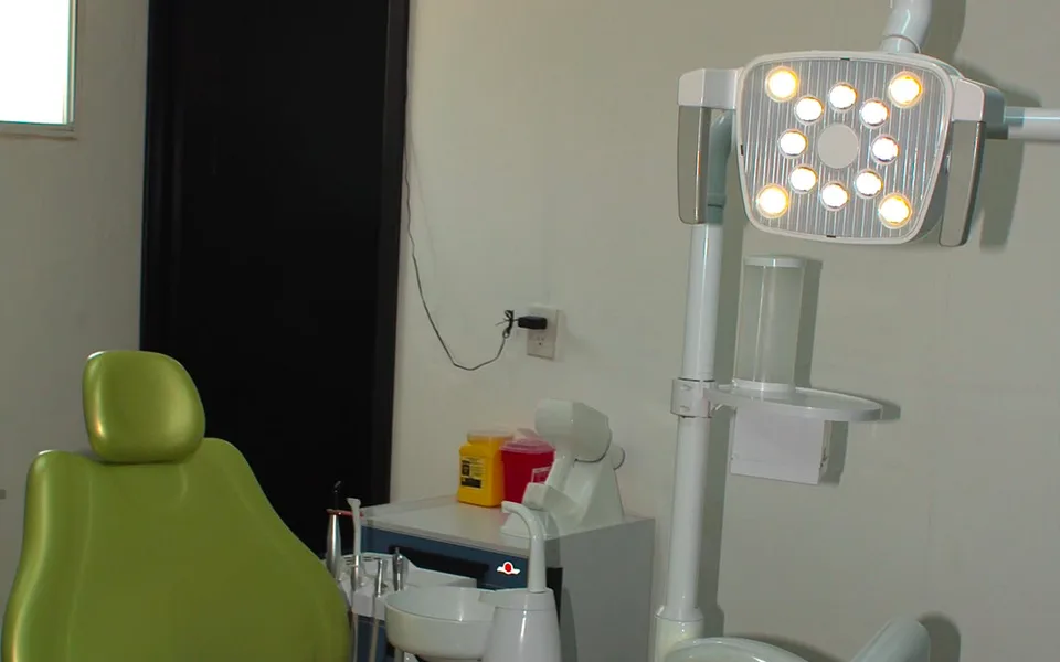 Sillón y lámpara de la unidad dental en el consultorio