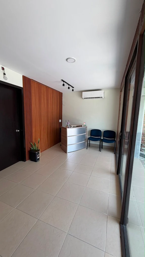 Recepción y sala de espera de Clínica Montero